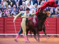 Daniel Luque da un pase de pecho a Correvientos, de 560 kilos, al que cortó la única oreja del festejo