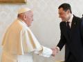 El presidente de la Junta de Andalucía, Juanma Moreno, saluda al papa Francisco en su primer encuentro en el Vaticano
