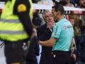 Martínez Munuera acude el VAR durante el Real Madrid vs Athletic