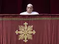 El Papa Francisco a los asistentes durante la bendición Urbi et Orbi tras la misa del Domingo de Resurrección en la Plaza de San Pedro Vaticano - EFE