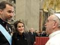 Don Felipe y Doña Letizia con el Papa Francisco durante la visita que realizaron tras el relevo en la Corona