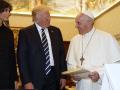 Donald Trump y Melania junto al Papa Franciso