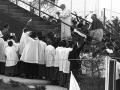 Juan Pablo II sube al altar-escenario para oficiar la eucaristía en Toledo en 1982