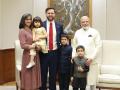 El vicepresidente de EE.UU. J.D. Vance y su familia reunidos con el primer ministro de India Narendra Modi