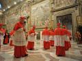 Cardenales entrando en la capilla Sixtina, antes del comienzo del cónclave que eligió al Papa Francisco
