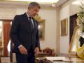 El presidente del PP, Alberto Núñez Feijóo, firma en un libro de condolencias por el fallecimiento del Papa Francisco I, en la Nunciatura Apostólica