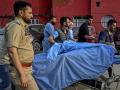 Paramédicos y policías trasladan a un turista herido a un hospital en Anantnag, al sur de Srinagar