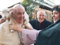El Papa Francisco no puede ocultar su cara de sorpresa cuando recibe una oveja en sus hombros