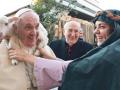 El Papa Francisco no puede ocultar su cara de sorpresa cuando recibe una oveja en sus hombros
