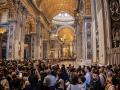 Miles de personas hacen cola en el interior de la basílica de San Pedro