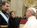 Don Felipe y Doña Letizia, vestida de negro, cuando aún eran Príncipes, con el Papa Francisco