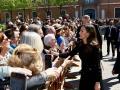 Los Reyes saludan al público que les esperaba el pasado miércoles en Alcalá