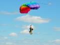 Imagen de archivo de una persona haciendo parapente en Alicante