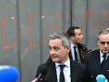 El ministro de Justicia francés, Gerald Darmanin, aparece frente a las letras "DDFM" pintadas con aerosol a su llegada a la prensa tras su visita a la prisión de Toulon-La Farlede, cerca de Toulon, en el sur de Francia