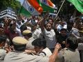 Manifestantes se enfrentaron con personal de seguridad durante una marcha de protesta hacia la Alta Comisión de Pakistán, condenando el ataque a un turista en Pahalgam, en Nueva Delhi