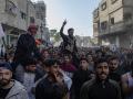 Palestinos participan en una protesta contra Hamás, exigiendo el fin de la guerra con Israel, en Beit Lahia, al norte de la Franja de Gaza