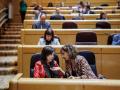 La ministra de Hacienda y Función Pública, María Jesús Montero (d) y la ministra de Defensa, Margarita Robles