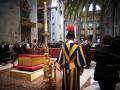 El primer ministro híngaro, Viktor Orban, ante el ataúd del Papa Francisco