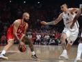 Evan Fournier driblando el balón ante Gabriel Deck durante el segundo partido de playoff entre Olympiacos y Real Madrid