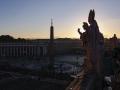 Amanece sobre la Plaza de San Pedro, poco antes del funeral por el Papa Francisco