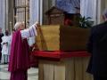 Así ha sido el momento de la inhumación del féretro de Francisco