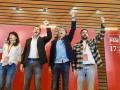 Óscar Puente (izquierda) y el secretario general del PSOECyL, Carlos Martínez (a su lado), cantan La Internacional en la clausura del Congreso Provincial del PSOE de Valladolid.