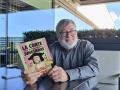 Sergio Fidalgo sostiene un ejemplar de su libro 'La corte del emperador Junqueras'