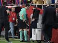 De Burgos Bengoetxea revisa en el VAR el penalti que señaló a favor del Barça en el minuto 90