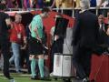 De Burgos Bengoetxea revisa en el VAR el penalti que señaló a favor del Barça en el minuto 90