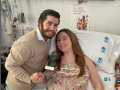Belén Domínguez posa con el premio Ángel Herrera