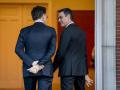 El presidente del Gobierno, Pedro Sánchez (d), recibe al secretario general de la OTAN, Mark Rutte (i), en el Complejo de la Moncloa, a 27 de enero de 2025