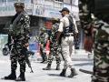 Soldados paramilitares indios montan guardia en un mercado de Srinagar el 28 de abril de 2025