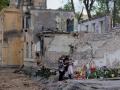 Residentes locales depositan flores en el lugar de un edificio residencial destruido tras un ataque con misiles rusos en Kiev