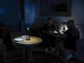 Una pareja cena en un restaurante del centro de Málaga durante el apagón.