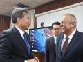 El Ministro de Energía y Minas Vicente de la O Levy y Luo Zhaohui, presidente de la Agencia de Cooperación Internacional de China (Cidca)