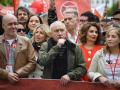 En la primera fila, el secretario general de CCOO, Unai Sordo (i) y el secretario general de UGT, Pepe Álvarez (c).