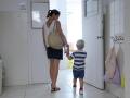 Una madre lleva a clase a su hijo