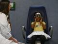 Una niña se examina de la vista con una oftalmóloga del Hospital Clínic de Barcelona