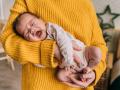 Un bebé llora en brazos de su madre