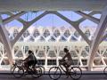 Imagen de archivo de turistas paseando en bicicleta por la Ciudad de las Artes y las Ciencias, Valencia