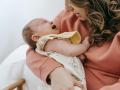 Un bebé llorando en manos de su madre
