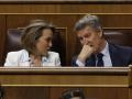 El líder del Partido Popular (PP), Alberto Núñez-Feijóo (d), conversa con la secretaria general del partido, Cuca Gamarra