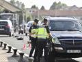 Varios agentes de la Policía Nacional detienen a un vehículo durante un control policial en Irún