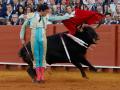 Roca Rey, con la muleta ante el toro Manisero, al que cortó las dos orejas