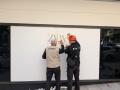 Operarios trabajan en el escaparate del primer Zara que abrió en el mundo, ubicado en la calle Juan Flórez de La Coruña