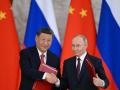 El presidente ruso, Vladimir Putin, y su homólogo chino, Xi Jinping, intercambiaron documentos durante una ceremonia de firma tras sus conversaciones en el Kremlin de Moscú