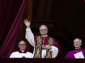 En nuevo Papa León XIV saluda a los fieles congregados en la Plaza de San Pedro