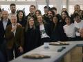 La presidenta de Inditex, Marta Ortega (cuarta por la izquierda) y el consejero delegado, Óscar García Maceiras (primero por la izquierda), en la celebración del 50 aniversario del primer Zara