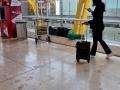 Vagabundo durmiendo a plena luz del día en el aeropue