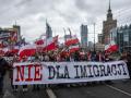Manifestantes en Polonia sostienen una pancarta de "No a la inmigración"